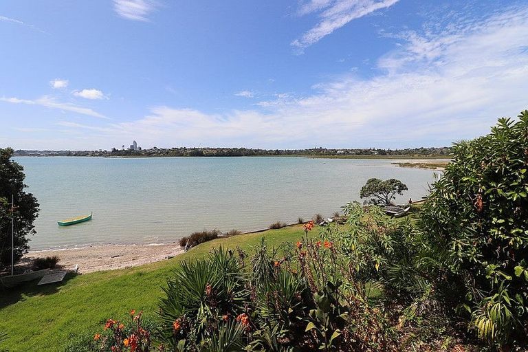 Photo of property in 2/33 Beresford Street, Bayswater, Auckland, 0622