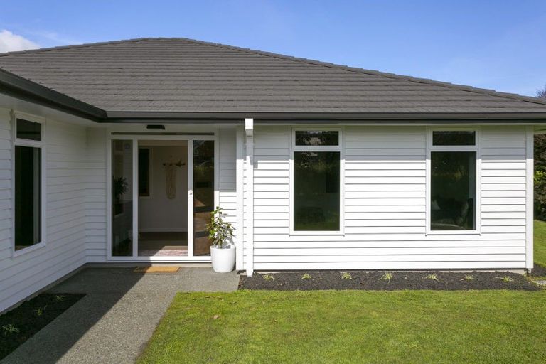 Photo of property in 19 Montgomery Crescent, Kinloch, Taupo, 3377