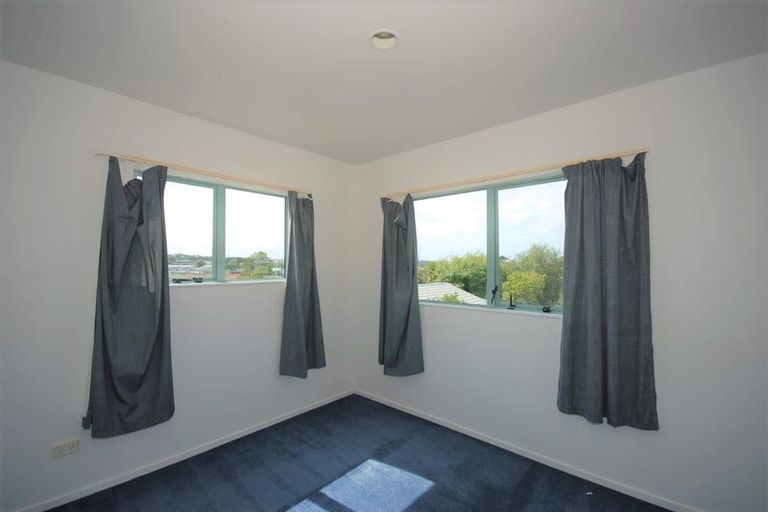 Photo of property in 3b Deuxberry Avenue, Northcote, Auckland, 0627