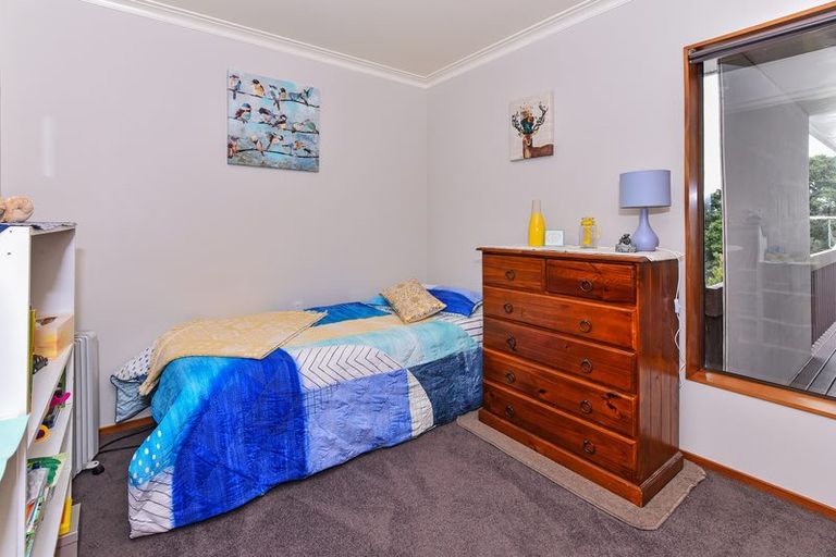 Photo of property in 1 Kingsclere Place, Goodwood Heights, Auckland, 2105