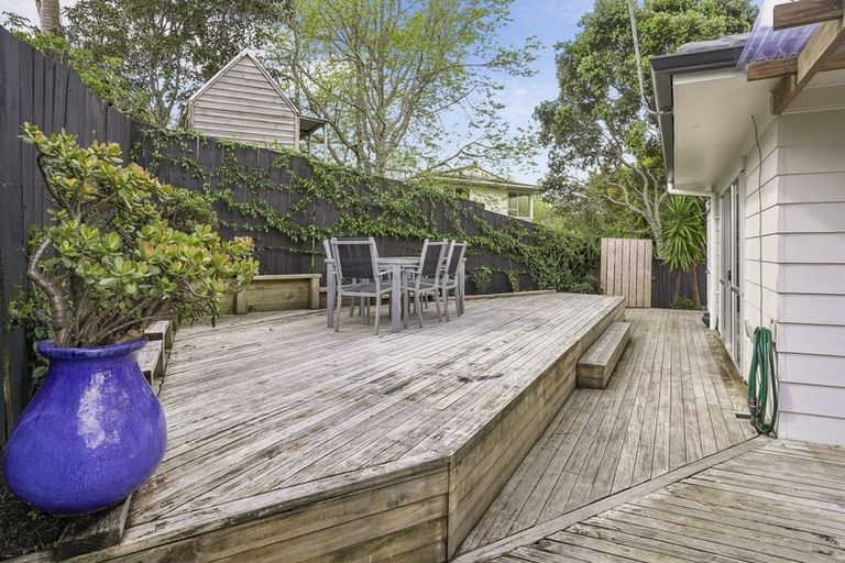 Photo of property in 18 Cottam Grove, Northcross, Auckland, 0632