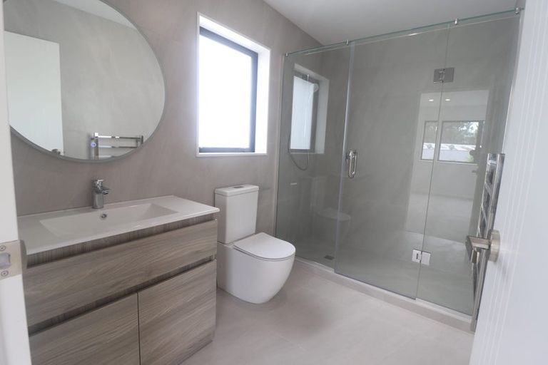 Photo of property in 18b Edgware Road, West Harbour, Auckland, 0618