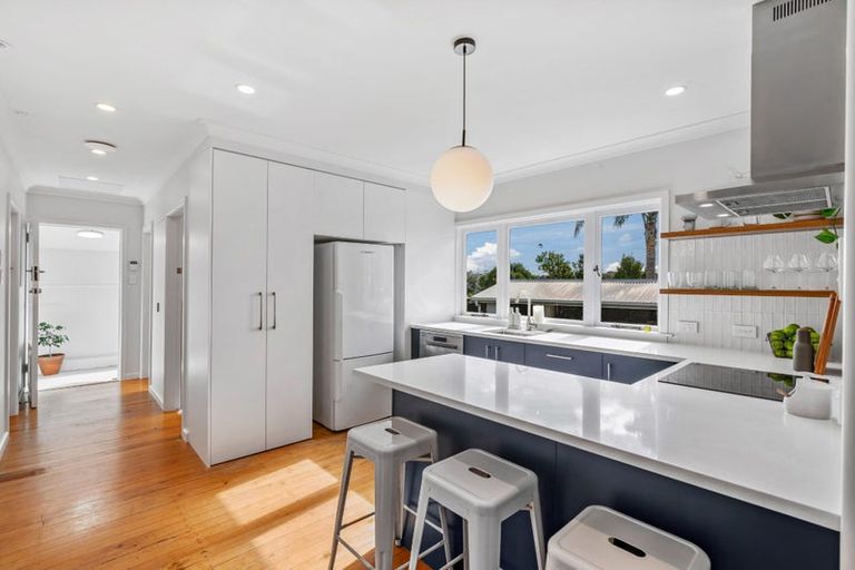 Photo of property in 37 Waimumu Road, Massey, Auckland, 0614