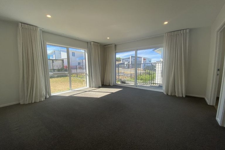 Photo of property in 12 Promontory Crescent, Newlands, Wellington, 6037