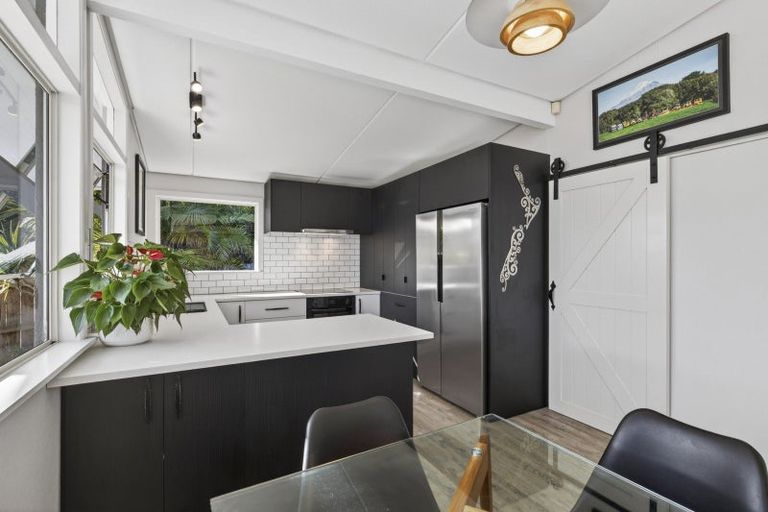 Photo of property in 25 Waiwera Place, Merrilands, New Plymouth, 4312