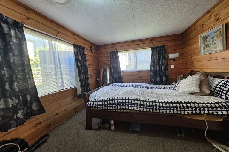 Photo of property in 1/12 Woodall Place, Totara Vale, Auckland, 0627