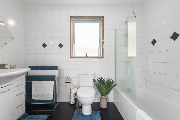 Photo of property in 35 Spinella Drive, Bayview, Auckland, 0629