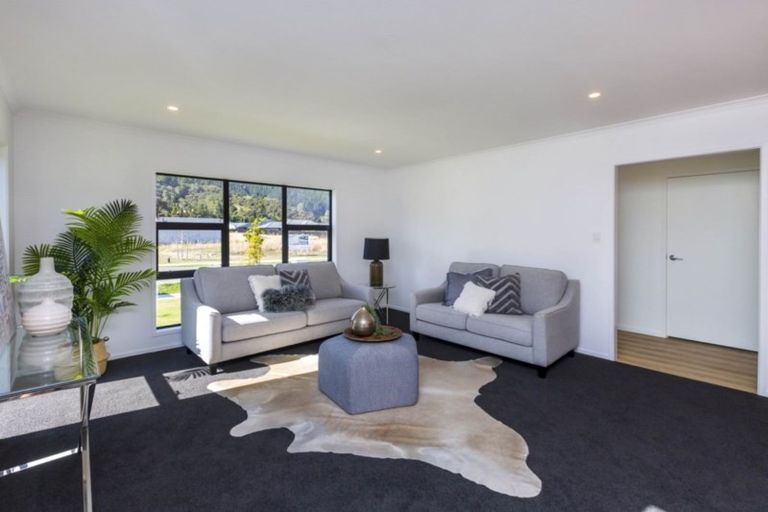 Photo of property in 10 Buddle Road, Wallaceville, Upper Hutt, 5018