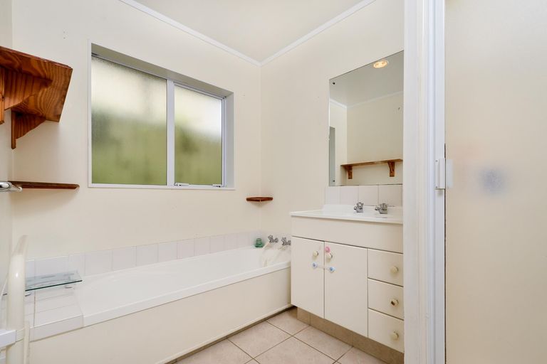 Photo of property in 19a Ashbourne Place, Glendene, Auckland, 0602