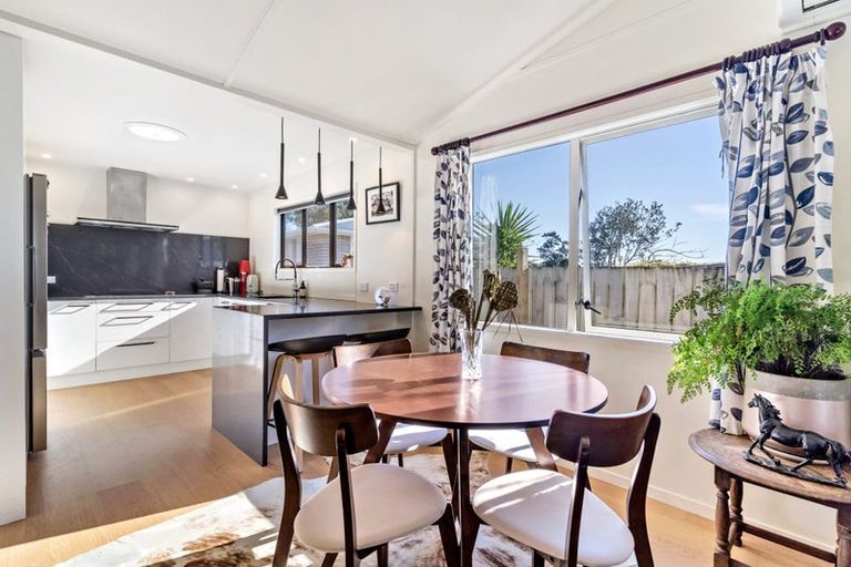 Photo of property in 25 Denarius Lane, Glendene, Auckland, 0602