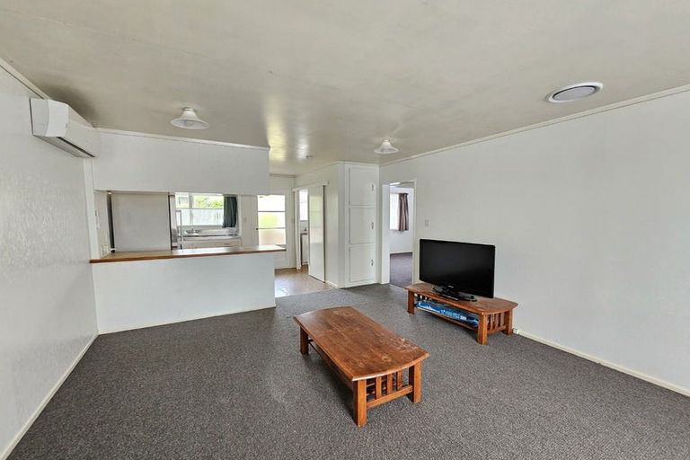 Photo of property in 6 Kingsbridge Place, Newlands, Wellington, 6037