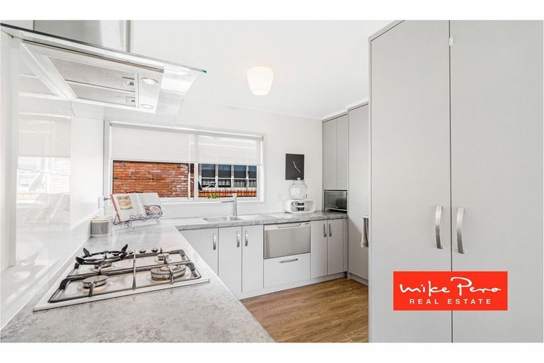 Photo of property in 9 Armstrong Place, New Lynn, Auckland, 0600