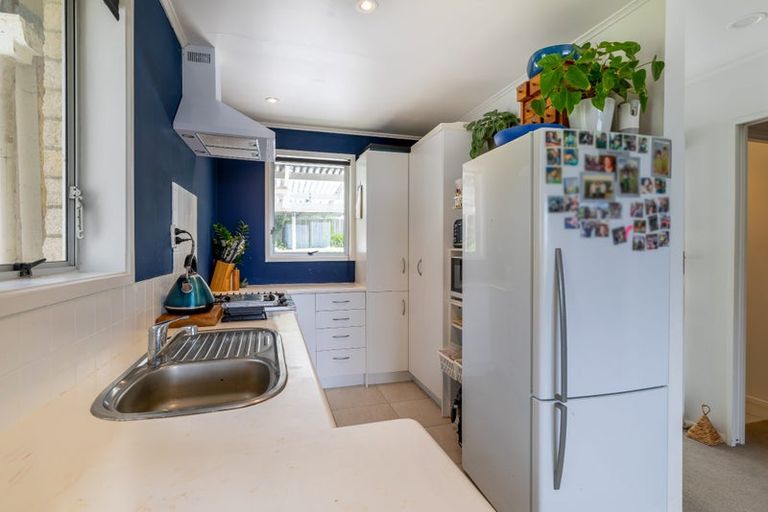 Photo of property in 2/52 Staincross Street, Green Bay, Auckland, 0604