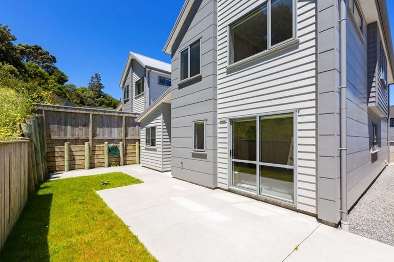 Photo of property in 6 Brindle Way, Newlands, Wellington, 6037
