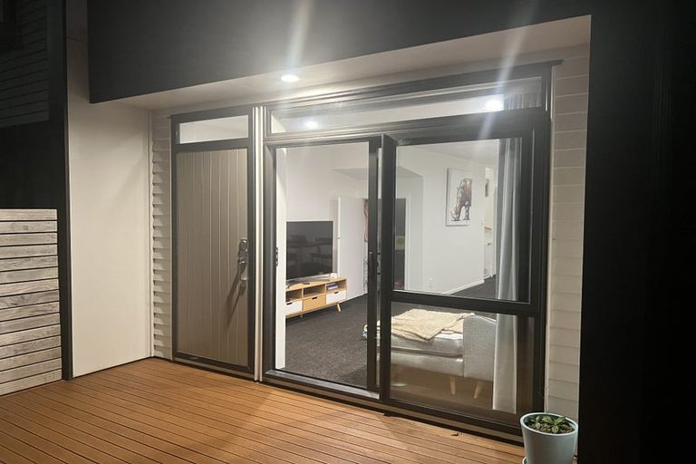 Photo of property in 5/15 Chivalry Road, Glenfield, Auckland, 0629