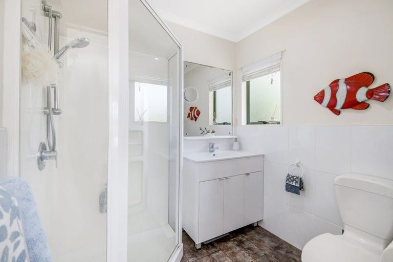 Photo of property in 10 Jacanas Place, Unsworth Heights, Auckland, 0632