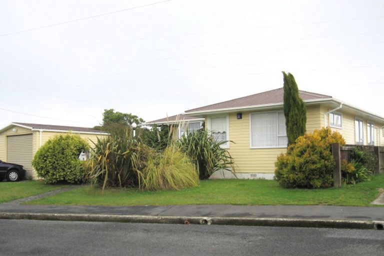 Photo of property in 3 Kenmore Street, Newlands, Wellington, 6037