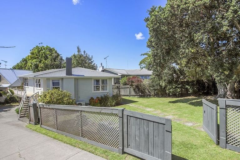 Photo of property in 1/82 Ennis Avenue, Pakuranga Heights, Auckland, 2010