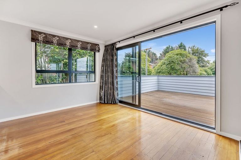 Photo of property in 2/16 Hillcrest Avenue, Hillcrest, Auckland, 0627