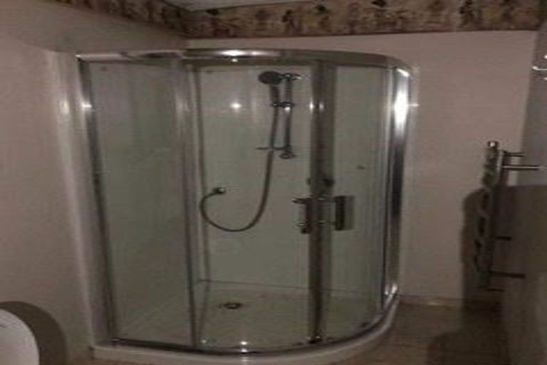 Photo of property in 5 Sampson Lane, Northcote, Auckland, 0627