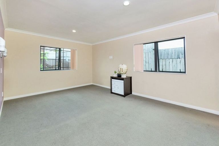 Photo of property in 2/890 East Coast Road, Northcross, Auckland, 0630