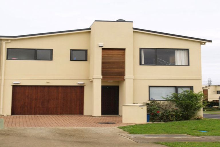 Photo of property in 23 Spalding Rise, Golflands, Auckland, 2013
