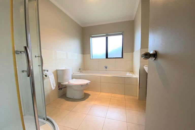 Photo of property in 40 Bradnor Meadows Drive, Swanson, Auckland, 0612
