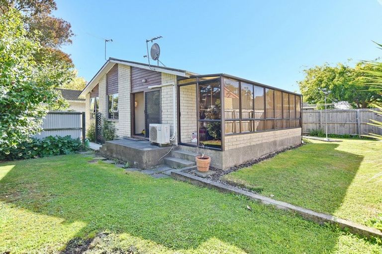 Photo of property in 2/32 Prestons Road, Redwood, Christchurch, 8051
