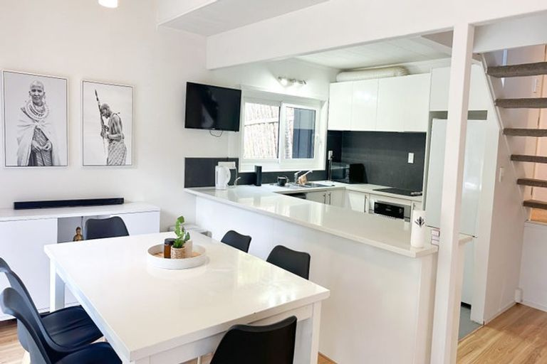 Photo of property in 4 Hiwihau Place, Glenfield, Auckland, 0629