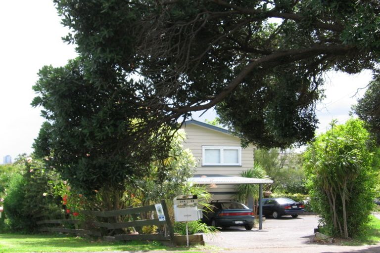 Photo of property in 24 Heath Avenue, Northcote, Auckland, 0627