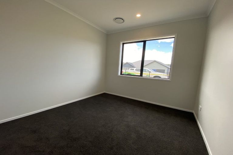 Photo of property in 2 Weweia Close, Kenepuru, Porirua, 5022