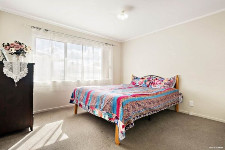 Photo of property in 2/8 Locket Road, Glenfield, Auckland, 0629