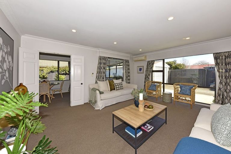 Photo of property in 2/23 Broadfell Avenue, Avonhead, Christchurch, 8042