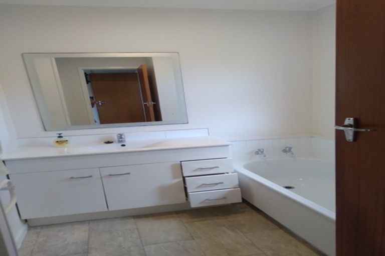 Photo of property in 2/11 Manuka Road, Bayview, Auckland, 0629