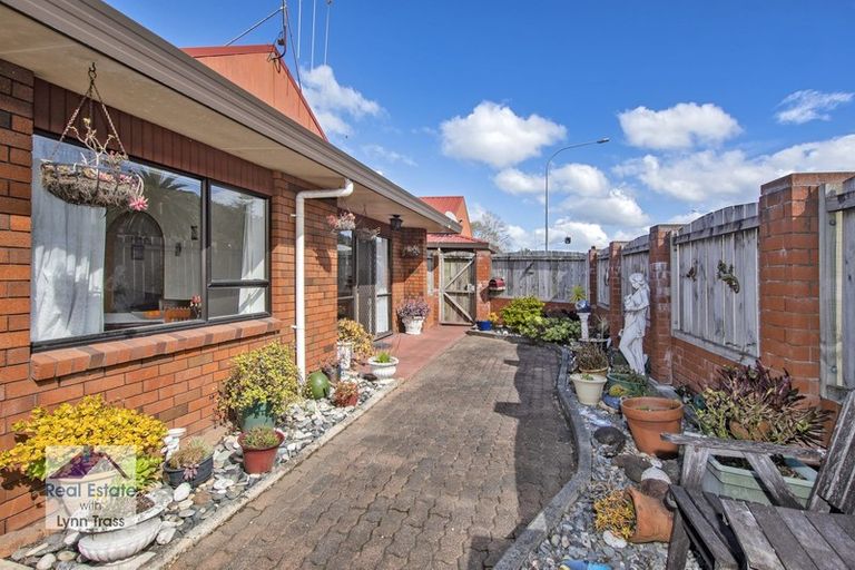 Photo of property in 2/329 Western Hills Drive, Avenues, Whangarei, 0110