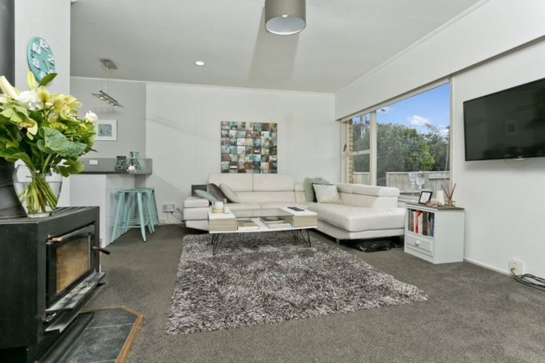 Photo of property in 2/50 Cheval Drive, Totara Vale, Auckland, 0629
