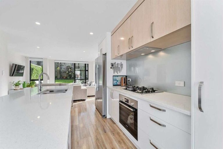 Photo of property in 16 Seafarer Crescent, Stanmore Bay, Whangaparaoa, 0932