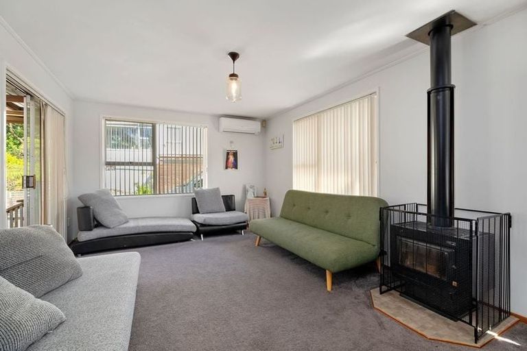 Photo of property in 18 Stallard Place, Glen Eden, Auckland, 0602