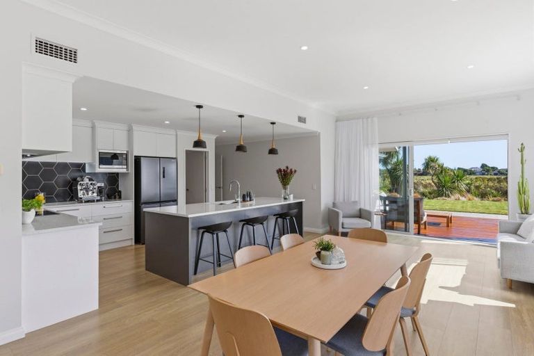 Photo of property in 11 Taranui Way, Paraparaumu Beach, Paraparaumu, 5032