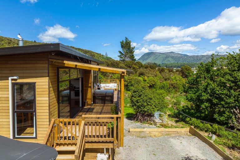 Photo of property in 30 Waimarama Street, Waikawa, Picton, 7220