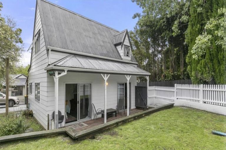 Photo of property in 99 Kemp Road, Massey, Auckland, 0614
