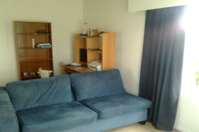 Photo of property in 1/15 Roberts Avenue, Bayswater, Auckland, 0622