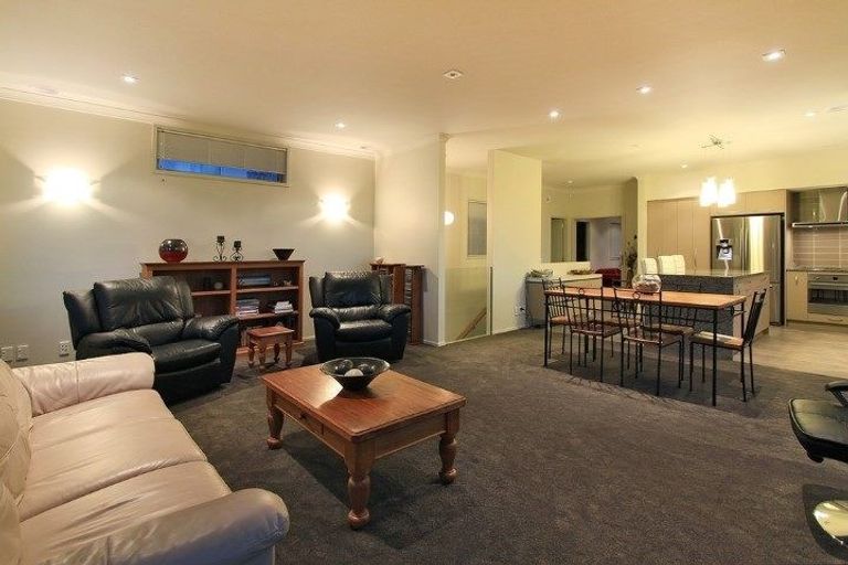 Photo of property in 10 Hollyford Place, Aotea, Porirua, 5024