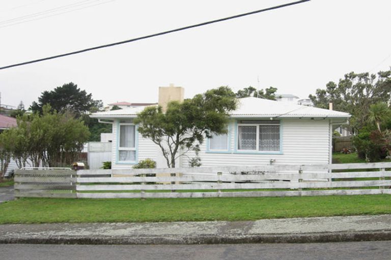 Photo of property in 3 Barclay Street, Newlands, Wellington, 6037