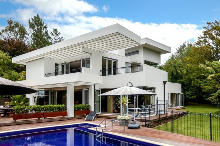 Photo of property in 531 South Road, Omata, New Plymouth, 4374