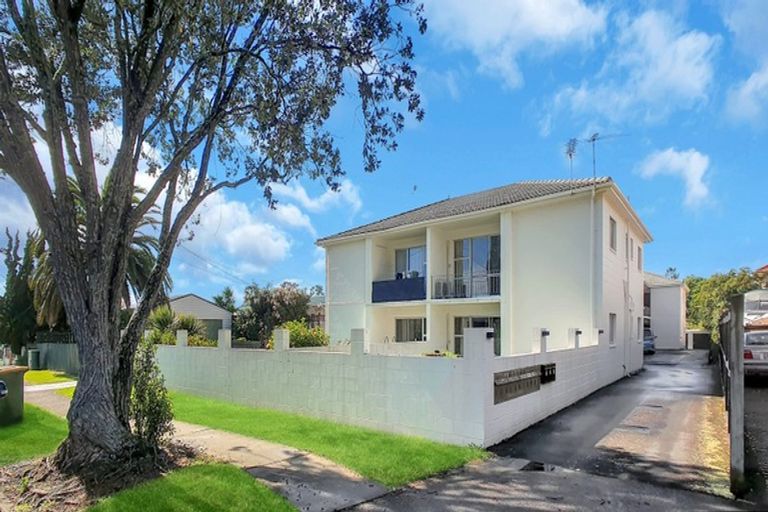 Photo of property in 15 Queen Mary Avenue, New Lynn, Auckland, 0600