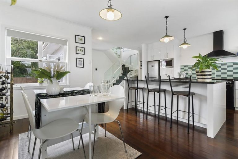 Photo of property in 2/43a Stanley Point Road, Stanley Point, Auckland, 0624