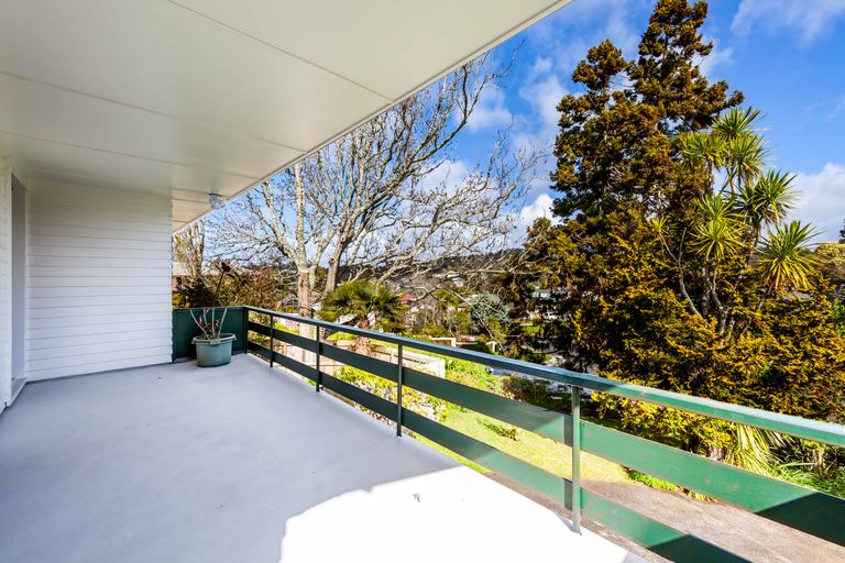 Photo of property in 72 La Rosa Street, Green Bay, Auckland, 0604