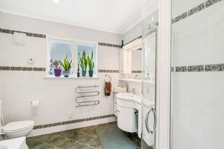 Photo of property in 32 Deane Avenue, Titirangi, Auckland, 0604