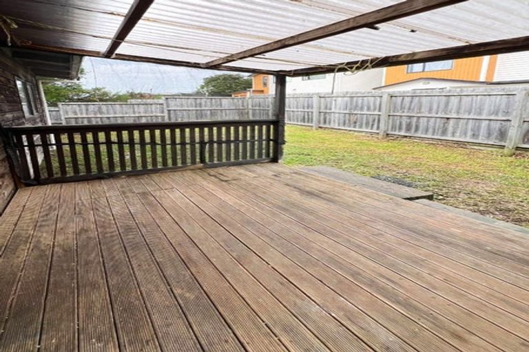 Photo of property in 20 Thornlow Street, Glendene, Auckland, 0602